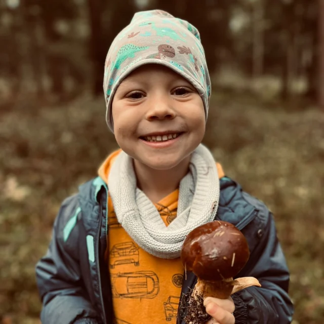 Tag 2 Herbstferien Programm für die Kinder der Mitarbeiter der @waldklinik.jesteburg 🍄‍🟫🤎🧡bei strahlendem Sonnenschein ☀️ 🍄‍🟫🧡🤎

„Die Mini Rüsselkäfer auf Pilz Pirsch, kleine Beton Pilze und Kürbis-Pilz-Risotto“ 🍄‍🟫🧡🤎🍄‍🟫

Auf unserem morgendlichen Spaziergang haben wir jede Menge Maronen gefunden. Die Begeisterung der Kinder, wenn sie ein Pilz entdeckt haben, ist einmalig und mit Worten nicht zu beschreiben ❣️
Gestern haben wir unsere kleinen Betonpilze gegossen. Diese mussten über Nacht trocknen. Heute haben wir sie angemalt, auf eine Holzscheibe geklebt und jahreszeitlich dekoriert. 

Zum Mittag haben wir aus den gesammelten Pilzen und einem Hokkaido Kürbis ein leckeres Risotto zubereitet.🍄‍🟫🤎🧡
.
.
.
.
.
#nettisnaturkinder #stiftung  #naturschätze  #naturkunde  #selbstgemacht #naturkinder #nachhaltig 
#waldpädagogik #naturkind 
 #naturfühlen #kürbis 
#waldkinder #bastelnmitnaturmaterialien
#pilze #KreativMitDerNatur #Naturinspiration #pilzesammeln #jahreszeiten #sammeln
#kita #risotto #pilzrisotto #KreativMitDerNatur#kräuterfachwirt