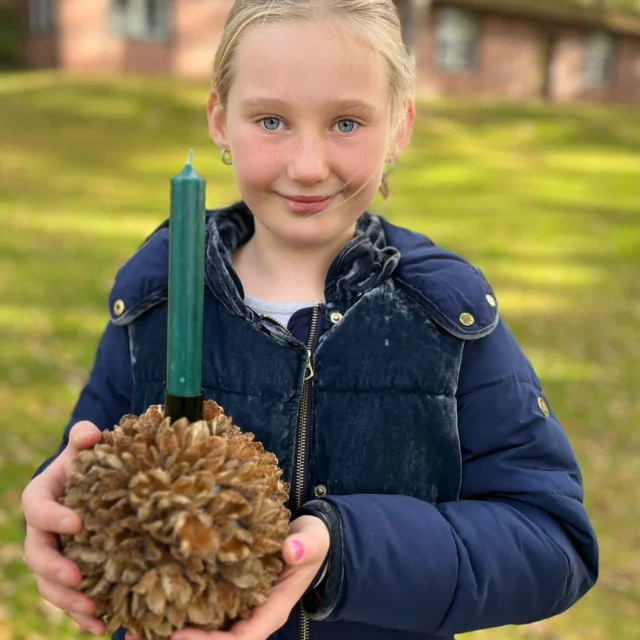 Tag 4 Herbstferien Programm für die Kinder der Mitarbeiter der @waldklinik.jesteburg . 

„Die Mini Rüsselkäfer und der Herbstzauber der Bucheckern“ 💜🤎

🤎🍂Schon als Kind hat Netti mit ihren Geschwistern im Herbst aus Bucheckern Kerzenhalter gebastelt. 🍂🍁🤎 Die Idee von 1982 wurde heute weiter gegeben: 

Die Mini Rüsselkäfer haben Unmengen Bucheckern gesammelt und fleißig gewerkelt. 

Sind unsere Kerzenhalter nicht schön geworden?🤎🕯️💜🥰
.
.
.
.
.
#nettisnaturkinder #stiftung  #naturschätze  #naturkunde  #selbstgemacht #naturkinder #nachhaltig 
#waldpädagogik #naturkind 
 #naturfühlen #kerzenhalter 
#waldkinder #bastelnmitnaturmaterialien
#fermentieren #KreativMitDerNatur #Naturinspiration #kerze #jahreszeiten #sammeln
#kita #bucheckern #jesteburg #KreativMitDerNatur#kräuterfachwirt